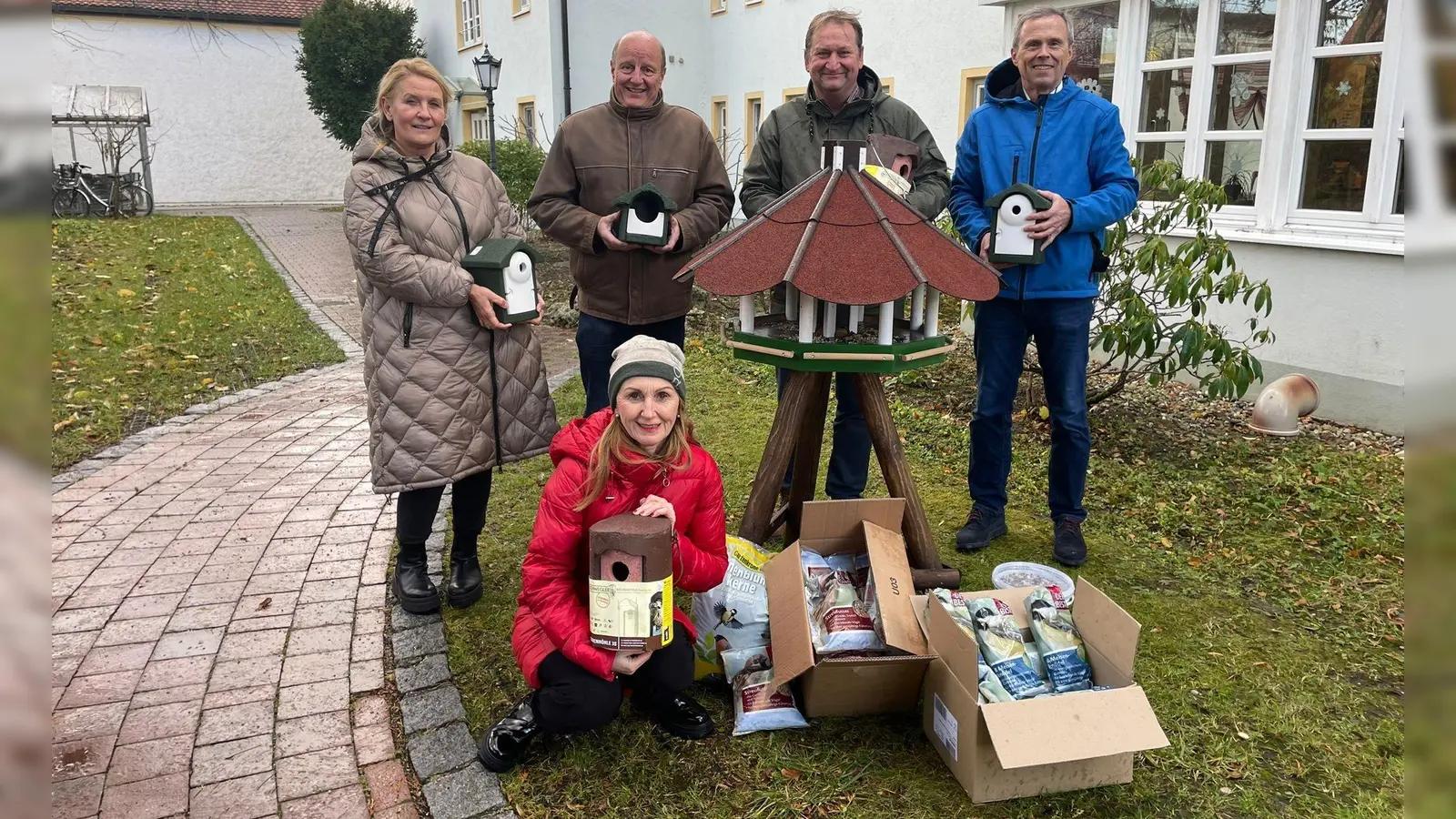 Sichtlich erfreut über die Aktion „Futterhäuschen” waren die Verantwortlichen des Fischers Seniorenzentrum und die Vertreter des Bund Naturschutz. (Foto: BN)