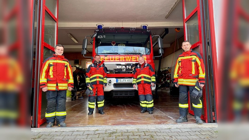 Neue Einsatzkleidung gab es kürzlich für die Kirchdorfer Floriansjünger. (Foto: FW Kirchdorf)