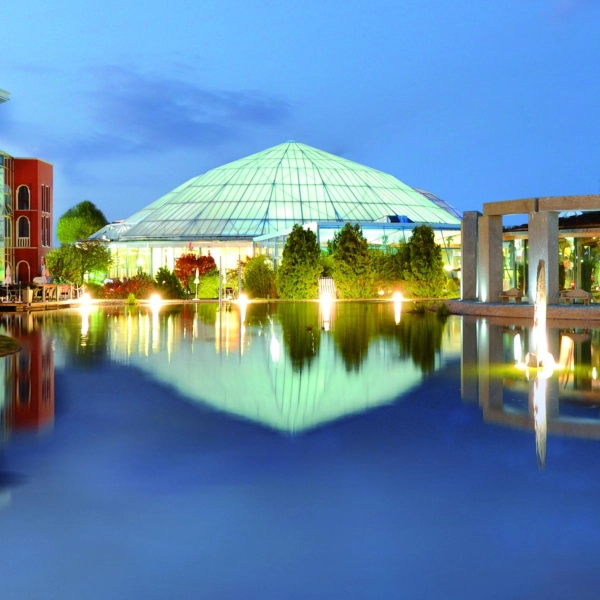 Die Therme Erding nutzt eine 65°C heiße Thermalwasserquelle, die bei Tiefenbohrungen entdeckt wurde. (Foto: gem)