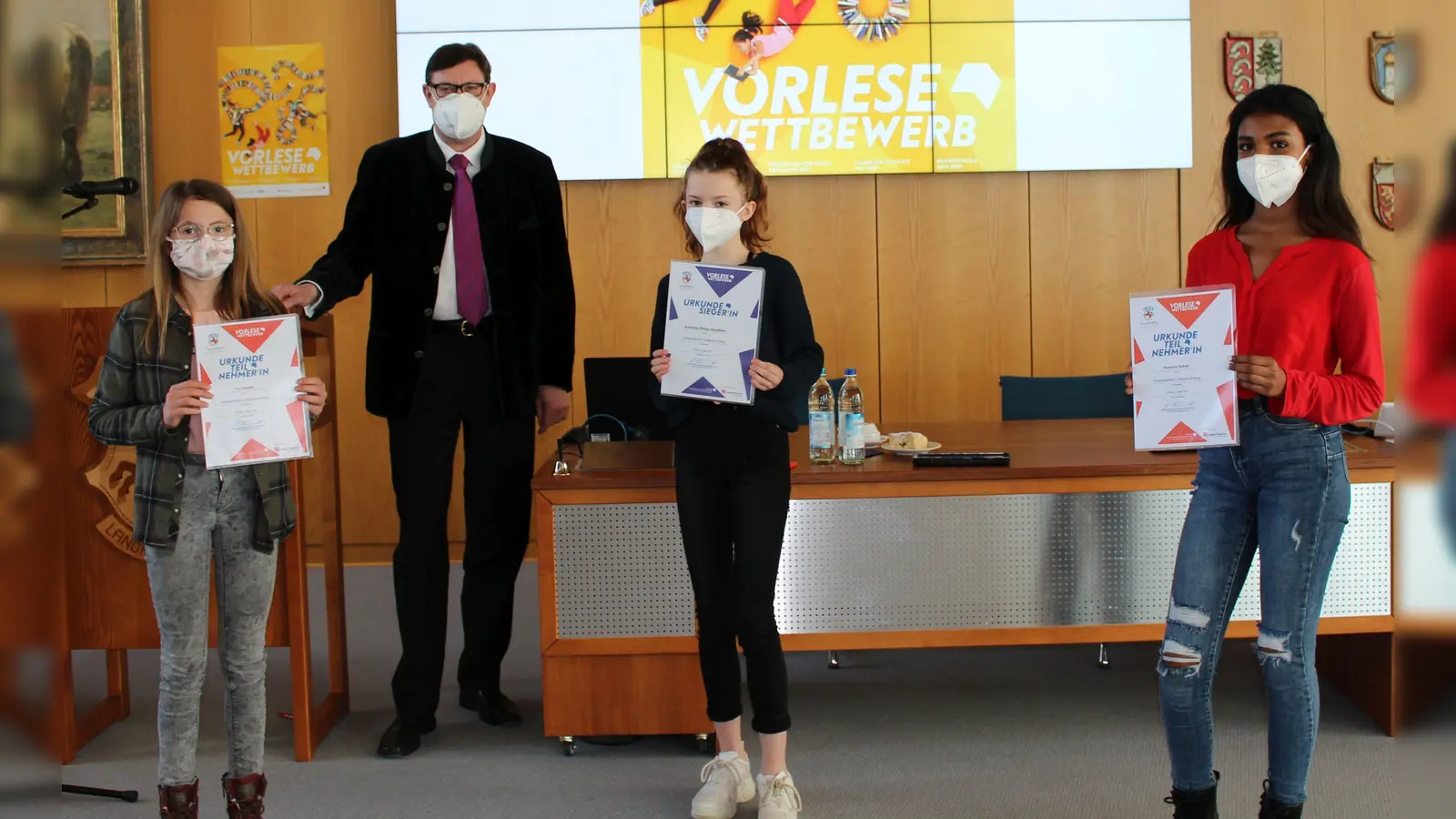  Landrat Bayerstorfer mit den Siegerinnen Lisa Genzel, Antonia Estay-Heydner und Susanna Dubale (v.l.) (Foto: LRA)