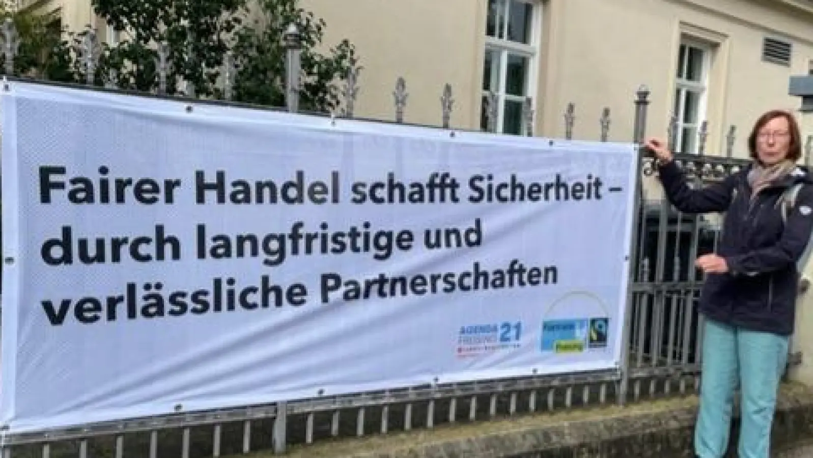 Die Sprecherin des Fairen Forums Barbara Pfäffinger, bei der Banneraktion. (Foto: Stadt Freising)