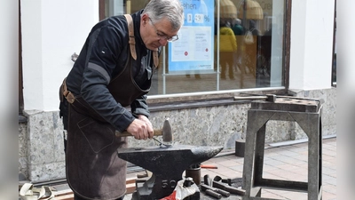 Handwerker zeigen dem Publikum, wie früher gearbeitet wurde. (Foto: Moosburg Marketing)