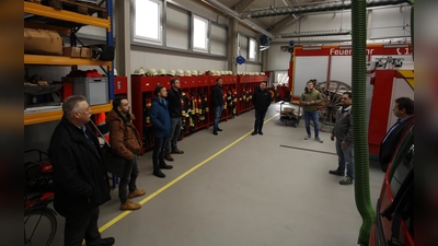 Gerätehausführungen beschäftigen den Kommandanten der Feuerwehr Volkmannsdorferau, Thomas Schäffler (rechts). Die Kommunen müssen sparen. Wie das geht beim Gerätehausbau, haben die Wanger vorgeführt. (Foto: kw)
