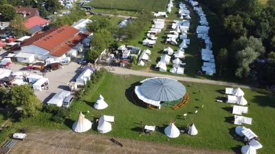 Eine imposante Indianer- und Trapperstadt mit vielen Besuchern war das ITF am Hausler-Hof. (Foto: bro)