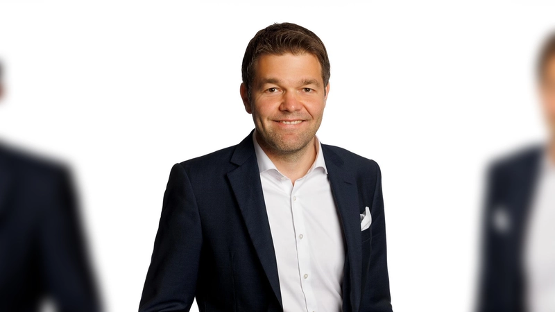 Maximilian Mader steht Senioren des BRK-Heims Rede und Antwort. (Foto: Mader)