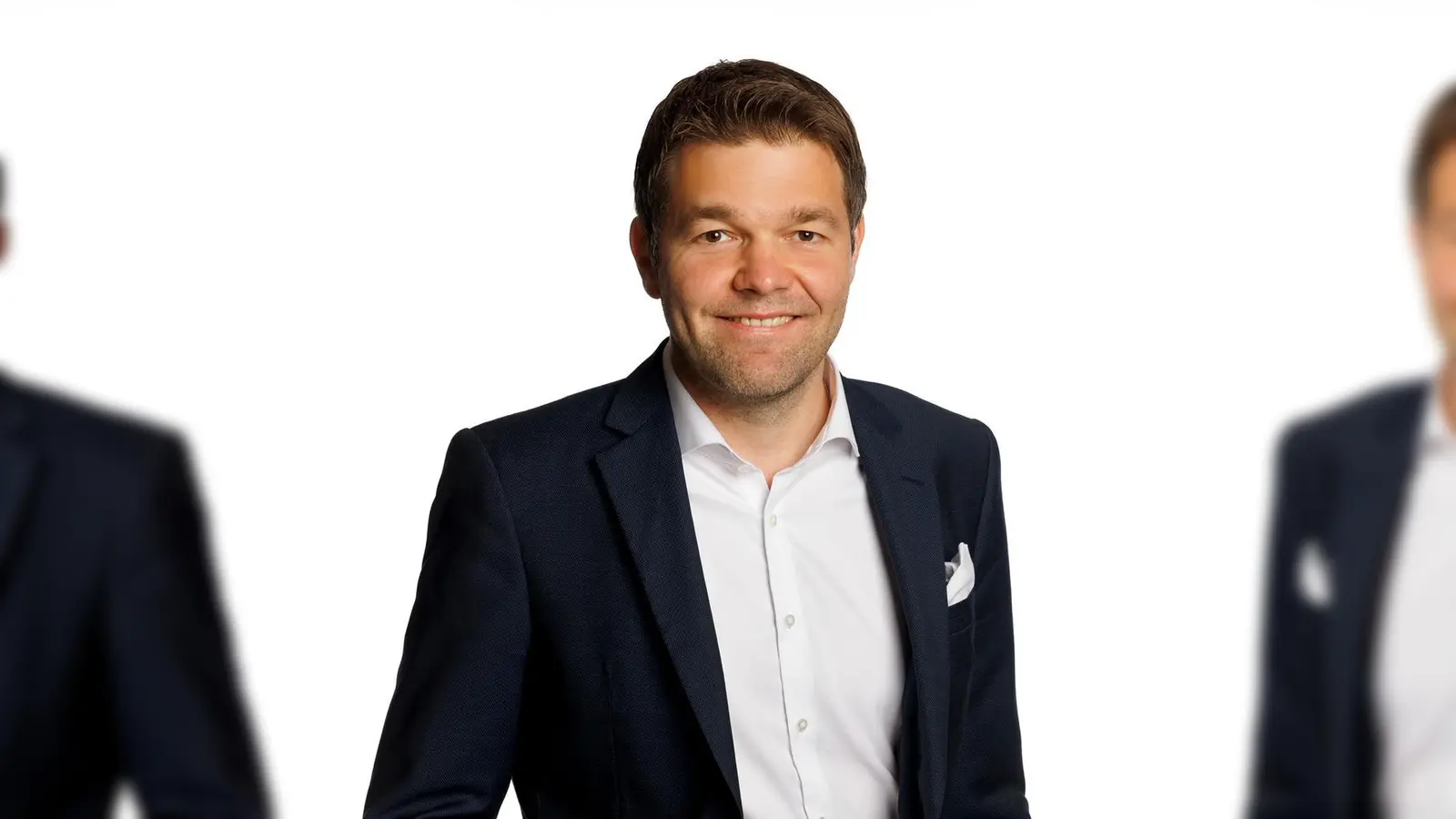 Maximilian Mader steht Senioren des BRK-Heims Rede und Antwort. (Foto: Mader)