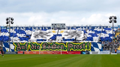 Wiesn-Heimspiel: Bunte Choreo in der Westkurve. (Foto: Anne Wild)