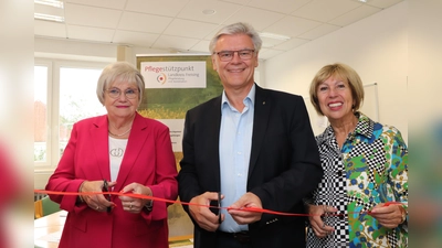Die stellvertretende Landrätin Anita Meinelt (v.r.), der stellvertretende Bezirkstagspräsident Rainer Schneider und Moosburgs Seniorenreferentin Karin Linz haben die Außenstelle des Pflegestützpunkts im VHS-Gebäude offiziell eröffnet. (Foto: Landratsamt Freising)