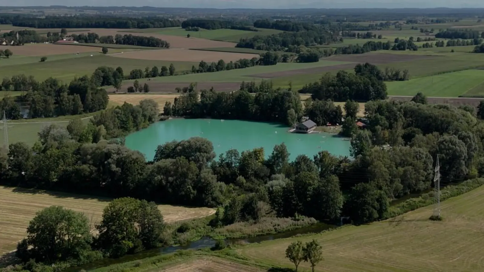 Der Film präsentiert die Landschaft entlang der Sempt von oben - hier der Wörther Weiher. (Foto: Thomas Schöberl)