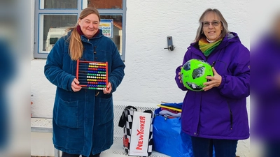 Zwei Mitarbeiterinnen der OGTS der Grund- und Mittelschule Isen bei der Spendenabholung: Der Verein Tatendrang hilft regional wie international. (Foto: Tatendrang e.V.)