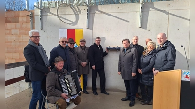 Mit einer Zeitkapsel wollen die Stiftungsmitglieder den Bau symbolisch festhalten. (Foto: chö)