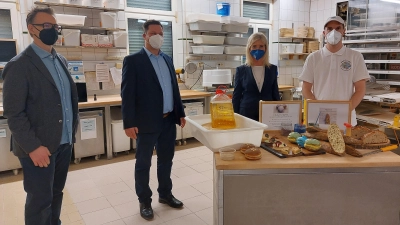 Holger Stromberg, Prof. Dr. Thomas Brück, Landtagsabgeordnete Ulrike Scharf beim Besuch bei Bäcker Ludovic Gerboin (v. li.). (Foto: Pressebüro U. Scharf)