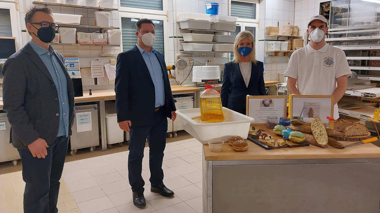Holger Stromberg, Prof. Dr. Thomas Brück, Landtagsabgeordnete Ulrike Scharf beim Besuch bei Bäcker Ludovic Gerboin (v. li.). (Foto: Pressebüro U. Scharf)
