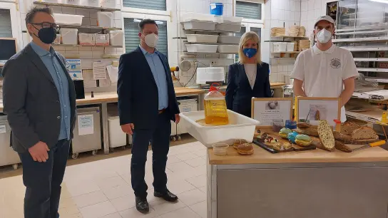Holger Stromberg, Prof. Dr. Thomas Brück, Landtagsabgeordnete Ulrike Scharf beim Besuch bei Bäcker Ludovic Gerboin (v. li.). (Foto: Pressebüro U. Scharf)