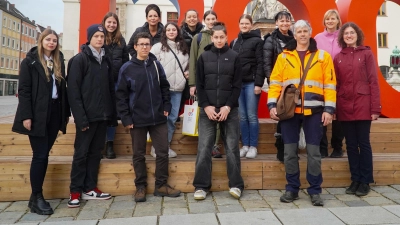 Der Girls‘ &amp; Boys‘ Day wurde von Ausbildungsleiterin Melanie Winkler (rechts vorne) und der Gleichstellungsbeauftragten Karin Hinz (rechts hinten) organisiert. (Foto: Stadt Freising)