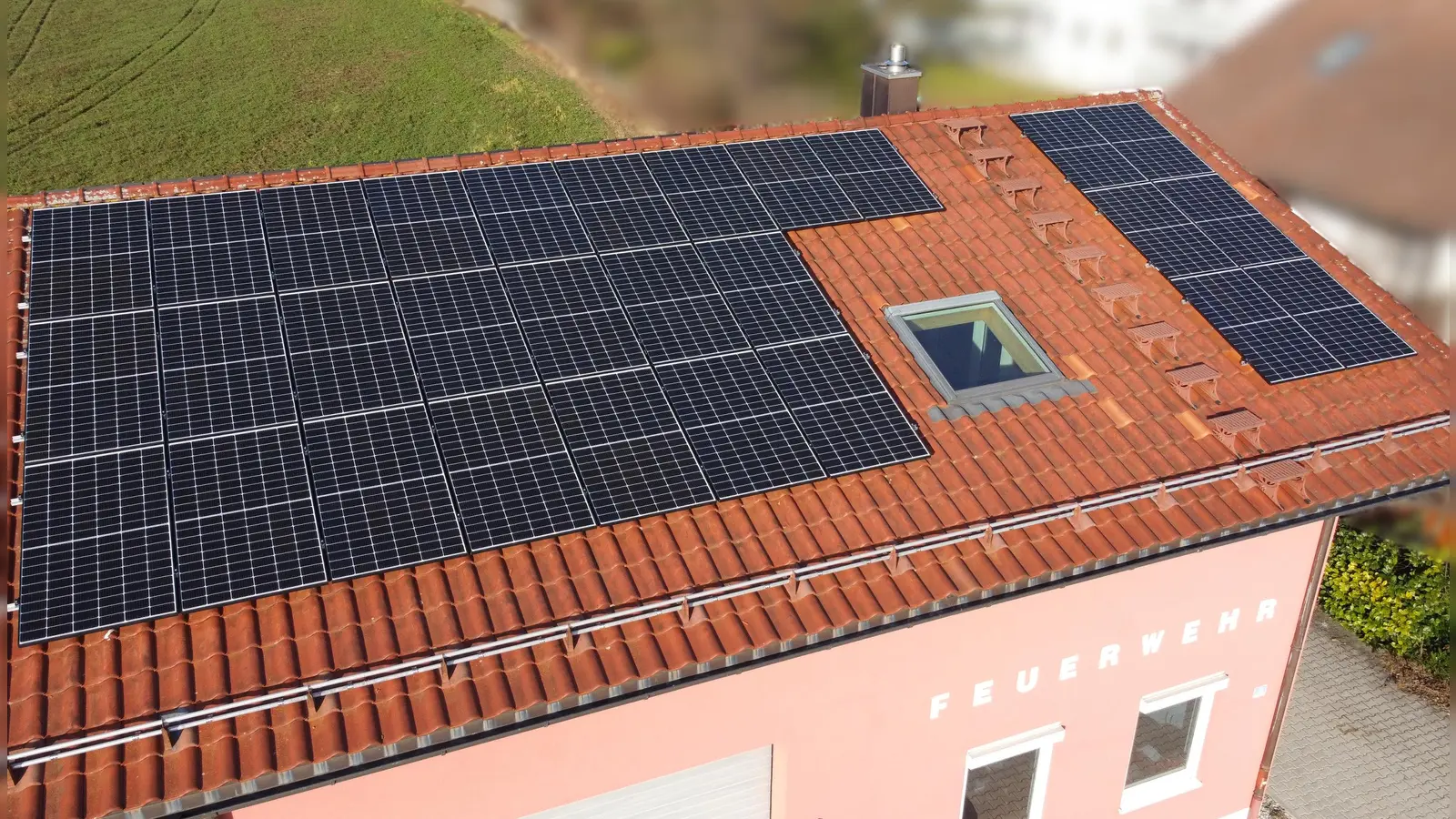 Insgesamt 60 Module mit einer Gesamtleistung von 22,5 kWp erzeugen auf dem Feuerwehrhaus in Weißenfeld von nun an grünen Strom. (Foto: 3E-Energiegenossenschaft)