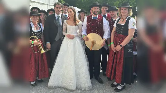Das königliche Brautpaar - umrahmt von den Musikern. (Foto: Marktkapelle Au)