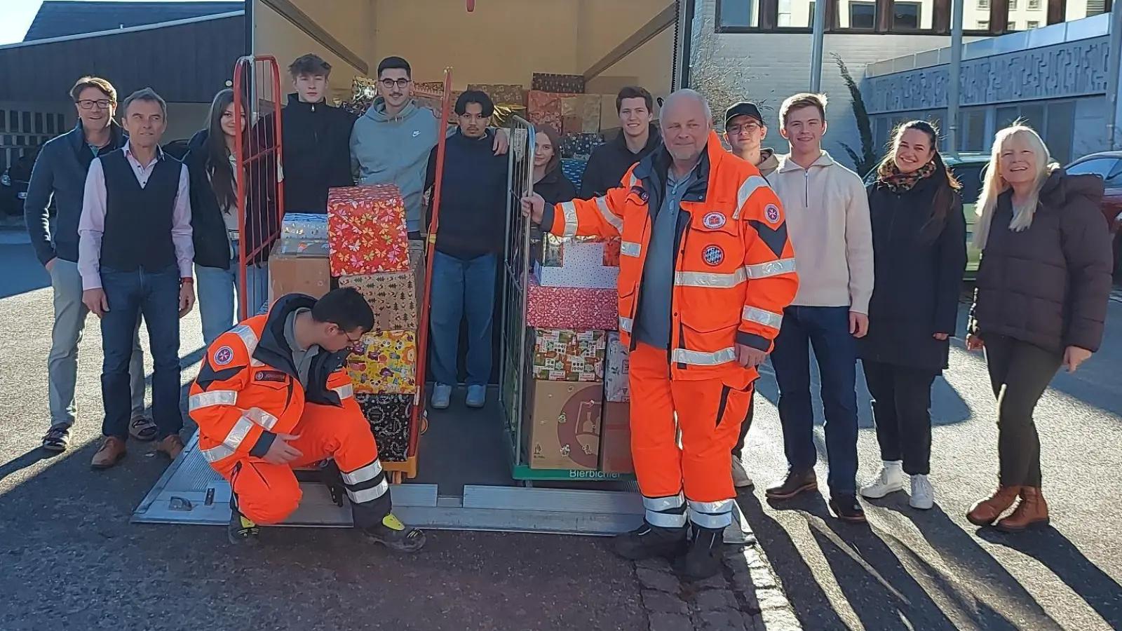 Der von den Schülern beladene Johanniter Weihnachtstruck macht sich mit den Paketen auf in Richtung Schrobenhausen. (Foto: Johanniter)