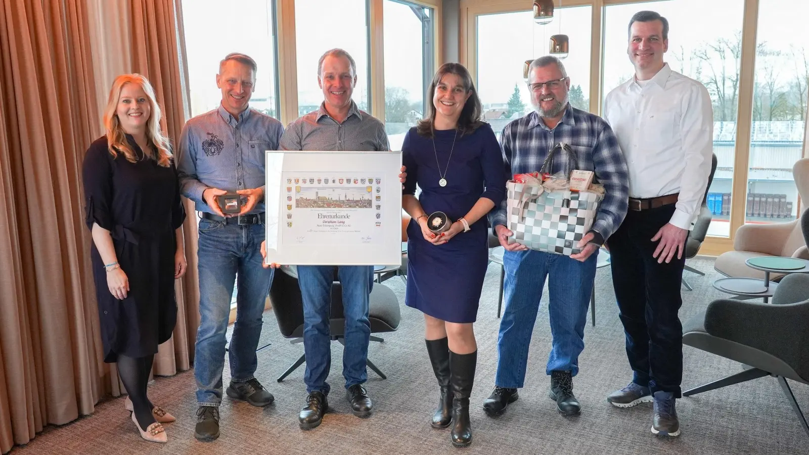 Gloria Heinz (li.) und Josef Heinz (re.) ehrten Christian Kopp, Christian Lang, Manuela Prech und Josef Haas (v.li.). (Foto: HEINZ)