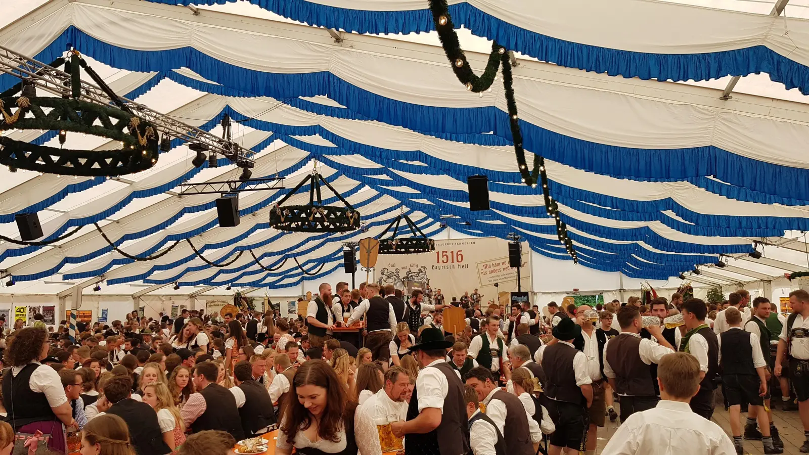 Für beste Stimmung auf dem Poinger Volksfest sorgen neben dem guten Bier und der Musik die vielen Burschenvereine und Deandlgruppen aus der Region.  (Foto: sd)