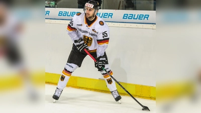 Zum Abschied des ehemalige Nationalspieler Felix Schütz kommen die (Ex-) Profis. (Foto: Stefan Brending)