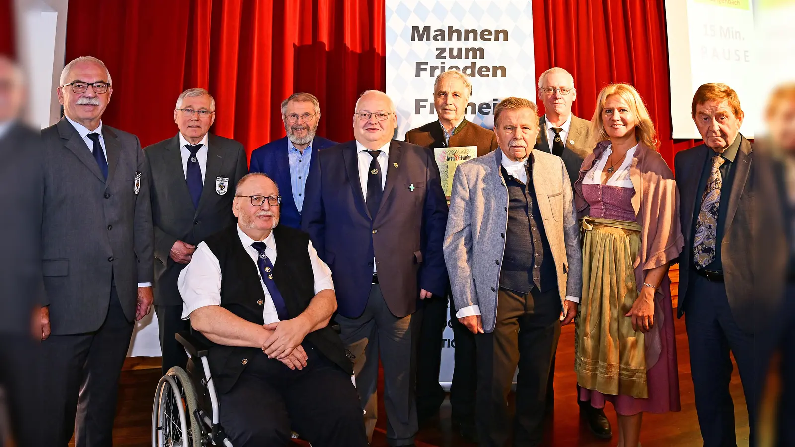 (v.l.) Otto Radlmeier, Sebastian Rieger, Ernst Kugler, Kurt Dittrich, Stephan Meindl (KKSV Landshut), Oberst a.D. Karl Walter, Martin Heindel, Bürgermeisterin Susanne Hoyer und Dr. Otto Wiesheu. (Foto: lex)