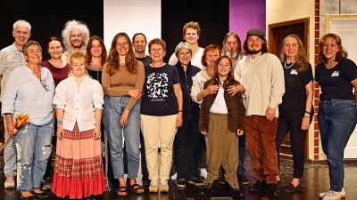 Die Laienspielgruppe Langenbach feiert mit der Erzählung „Eine Weihnachtsgeschichte“ ihr 40-jähriges Bestehen. Regie führt Anna-Lena Seisenberger (r.). (Foto: R. Lex)