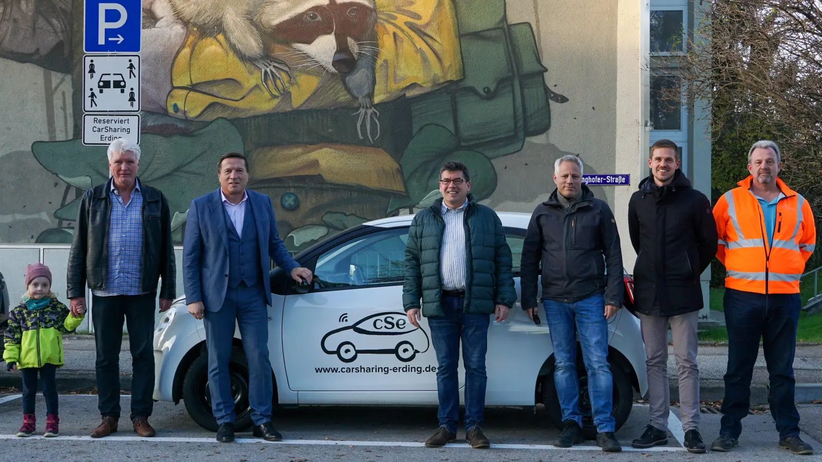 OB Max Gotz (3.v.li.) eröffnete den neuen Stellplatz höchstpersönlich. (Foto: Carsharing Erding e.V.)