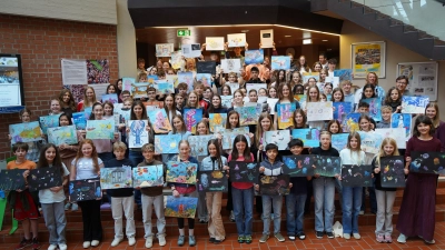 Die jungen Künstler präsentierten stolz ihre Werke zum Thema: „Meer entdecken”.  (Foto: Gymnasium Dorfen)