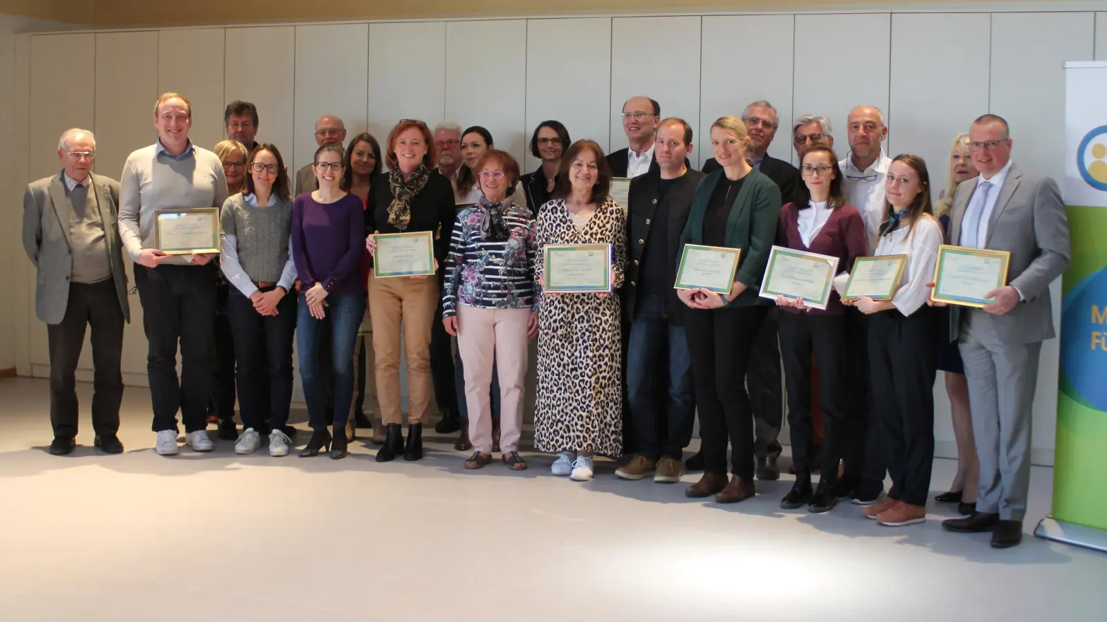Der Seniorenbeirat Vaterstetten hat das Zertifkat für "Seniorenfreundlichen Service" im Beisein von Bürgermeister Leonhard Spitzauer an 13 Unternehmen und Firmen überreicht. (Foto: Seniorenbeirat Vaterstetten)