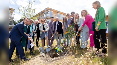 Ein neuer Baum bereichert künftig das Schulgelände. Gepflanzt wurde die Elsbeere gemeinsam von (v. l.) Landrat Stefan Frey, Pfarrer Ulrich Haberl, Pfarrer Simon Rapp, Projektleiter Tobias Pretscher, Petra Sedlacek, Kämmerer Stefan Pilgram, Bürgermeister ChristianSchiller, die Schülersprecher Elinor Petrick, Dominik Wolf und Amadeus Darchinger, Schulleiterin Dr. Eva Weingandt sowie ihre Stellvertreterinnen Claudia Wolff-Lieser und Alexandra Stumbaum. (Foto: LRA)