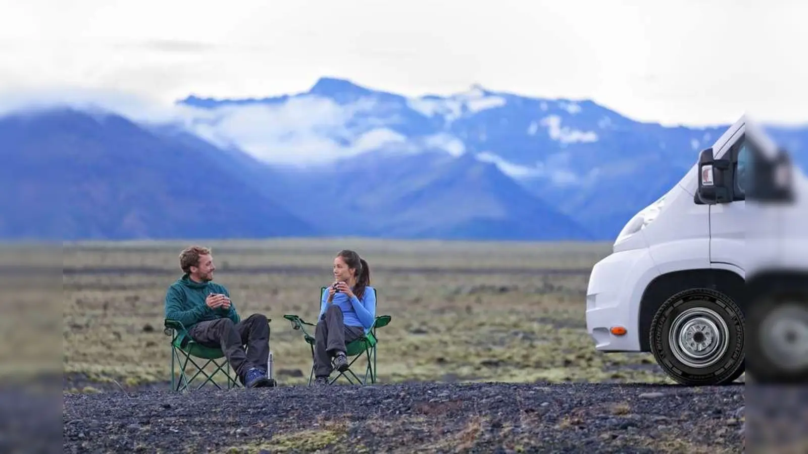 Für ein sicheres Reisen sollten Camper den Reifen ihres Wohnmobils genügend Aufmerksamkeit gönnen. (Foto: djd/Michelin)
