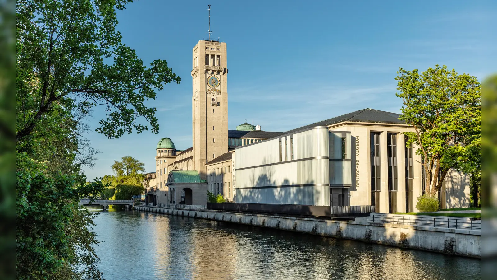 Ab 8. Juli geht es durch einen neuen Eingang ins Deutsche Museum. Dafür wurde eigens ein Gebäude an der Uferstraße errichtet. Damit der Weg von der Ludwigsbrücke bis zur Corneliusbrücke zum Flanieren frei ist, führt ein Steg am Eingangsgebäude vorbei. (Foto: Deutsches Museum / Alexander Goettert www.PLAN-BILD.de )