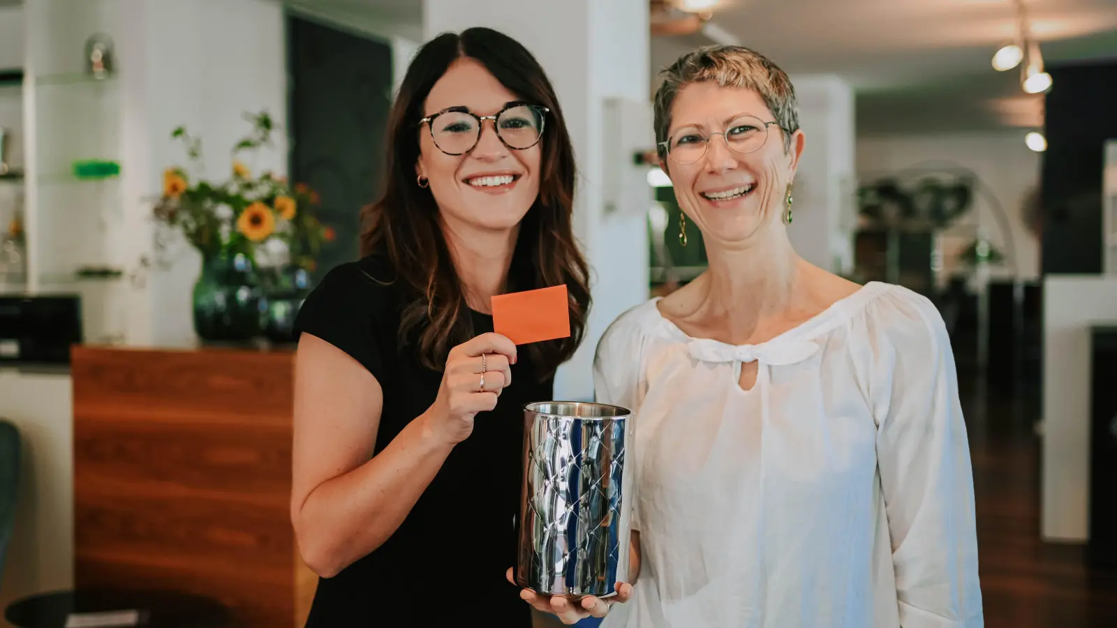 Janine Bach von der VSG Altenerding ermittelte die glücklichen Gewinner aus dem Los-Topf des Einrichtungshauses Thalmeier. (Foto: VSG Altenerding)