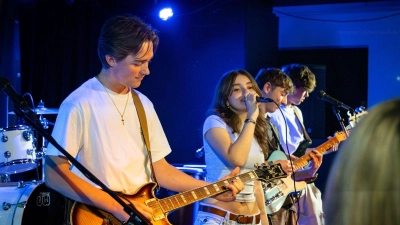 Die Band Beatless sorgt für rockige Beats und gute Stimmung. (Foto: Stadt Freising/Lindenkeller)