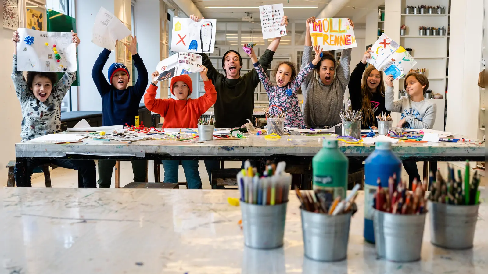 Pia Amofa-Antwi und Tobi Krell unterstützen die Kinder von der Umwelt-Truppe.  (Foto: Initiative "Mülltrennung wirkt")