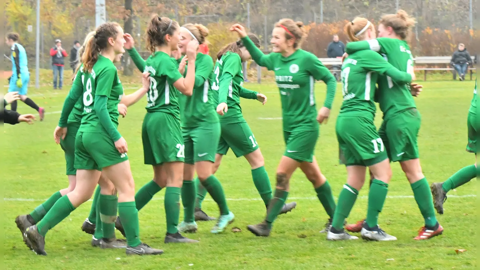 Endlich hatten Forsterns Frauen mal wieder Grund zum Jubel! (Foto: Eicke Lenz)