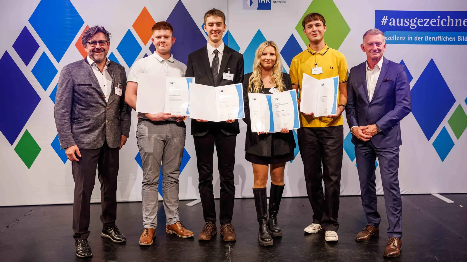 Hubert Schöffmann (re.), IHK-Bereichsleiter Berufliche Bildung, und Werner Mooseder, Vorsitzender des IHK-Regionalausschusses Dachau gratulieren den oberbayerischen Top-Azubis (v.l.) Alois Niklas Fischer, Johannes Blank, Lara Schiffner und Patrick Grümbel. (Foto: Matthias Balk/IHK München und Oberbayern)