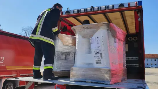 Die Freiwillige Feuerwehr holte Betten für die Notunterkunft ab. (Foto: Freiwillige Feuerwehr Moosburg)