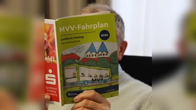 Druckfrisch: Das neue MVV-Fahrplanheft für den Landkreis Freising. (Foto: LRA)