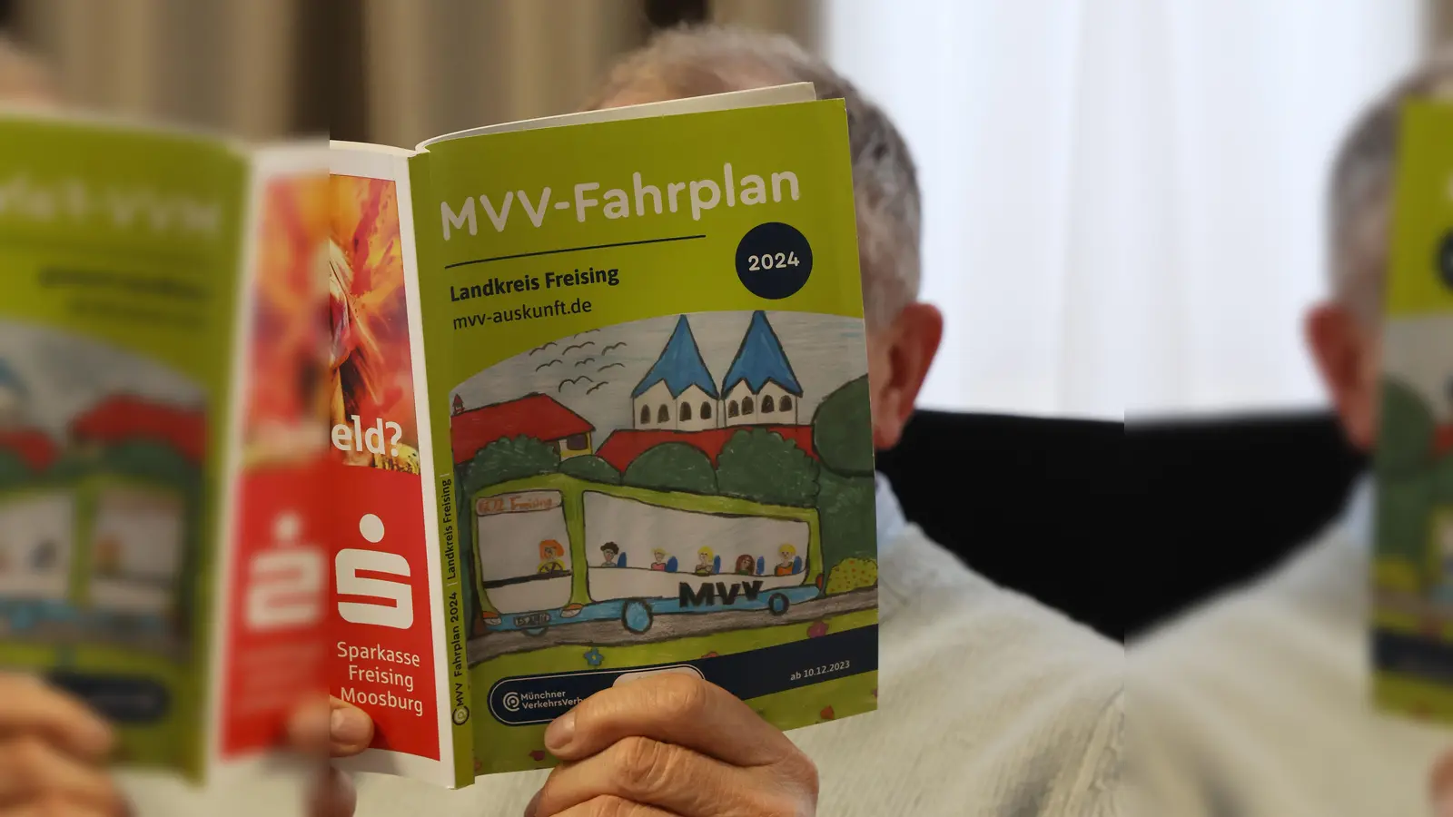 Druckfrisch: Das neue MVV-Fahrplanheft für den Landkreis Freising. (Foto: LRA)