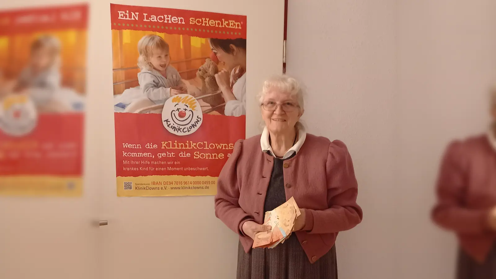 Hildegard Stolle präsentiert ihre großzügige Spende für die Klinikclowns. (Foto: Christine Tratz)