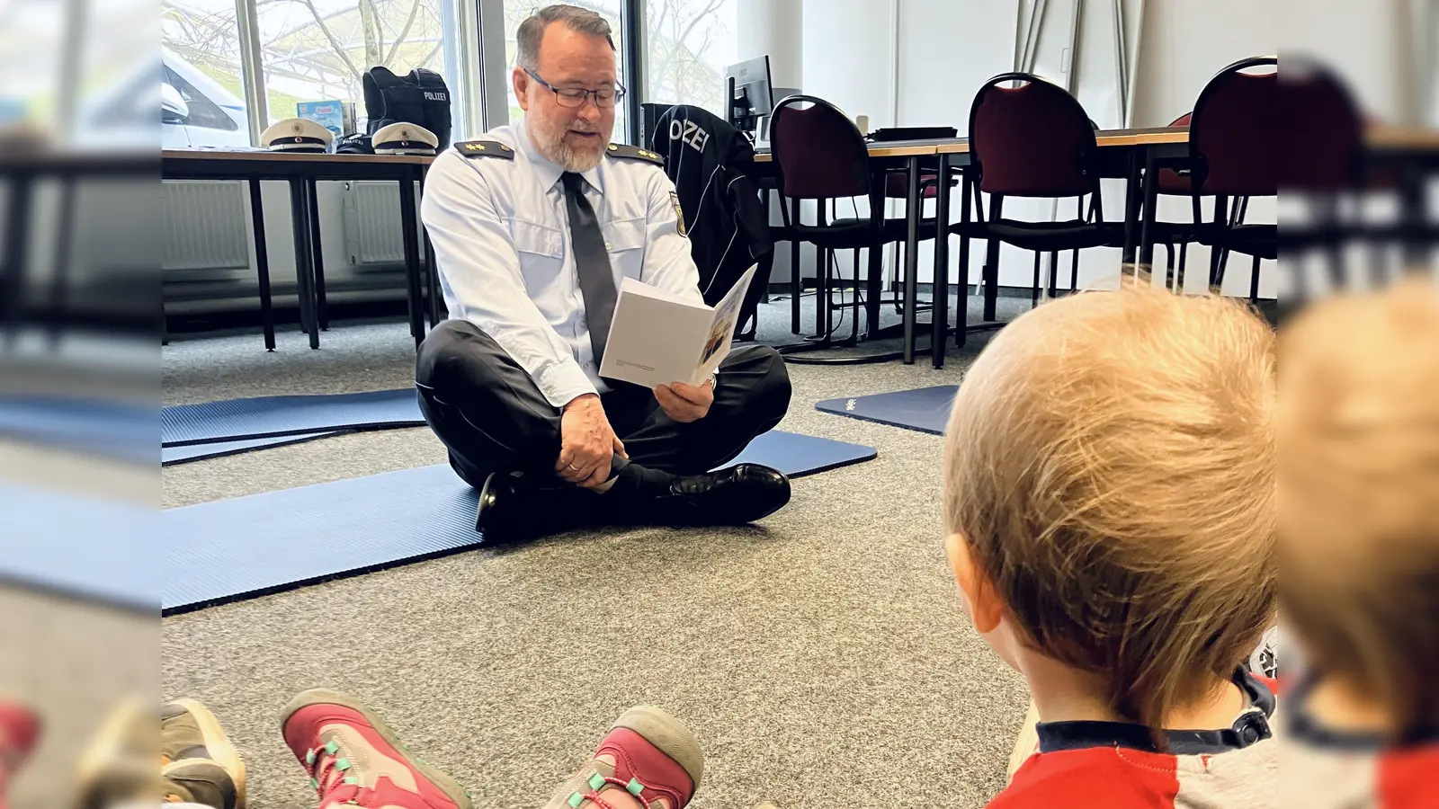 Die Flughafenkinderkrippe „Airport Hopser“ durfte die Dienststelle der Bundespolizei Flughafen München besuchen. (Foto: Bundespolizei Flughafen München )
