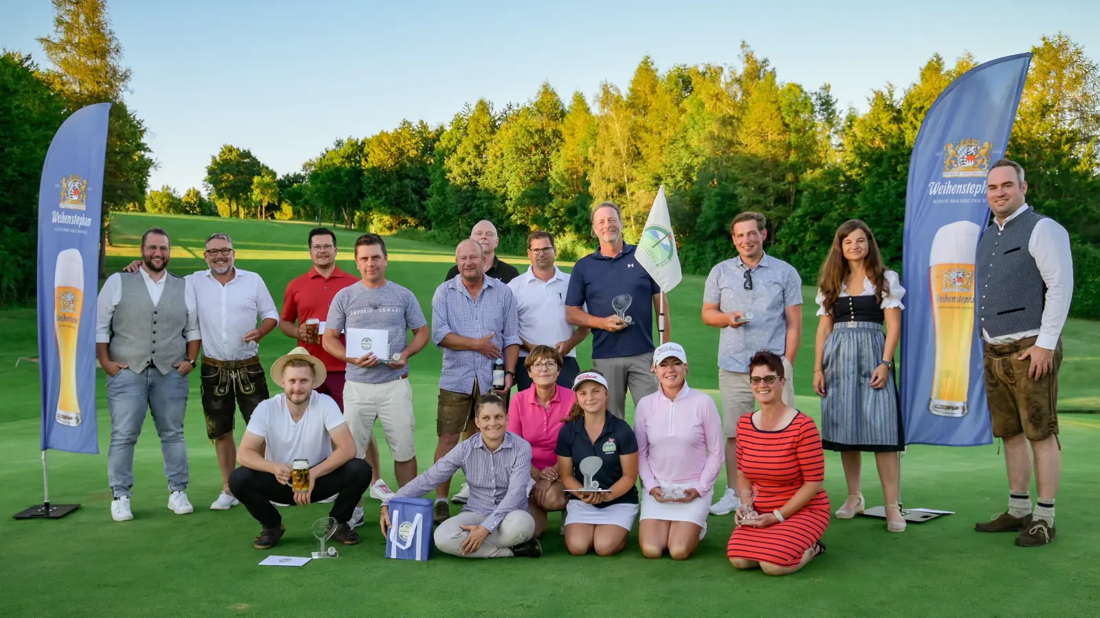 Die Sieger des 14. Weihenstephaner Golfcups am 18. Grün. - Ehrengast und Bruttosiegerin der Damen: Jayne Pardus, vorn, 2. v. re. (Foto: cba)