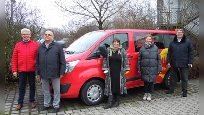 Spender und Beschenkte bei der Übergabe des Neun-Sitzers. (Foto: Lebenshilfe Freising)