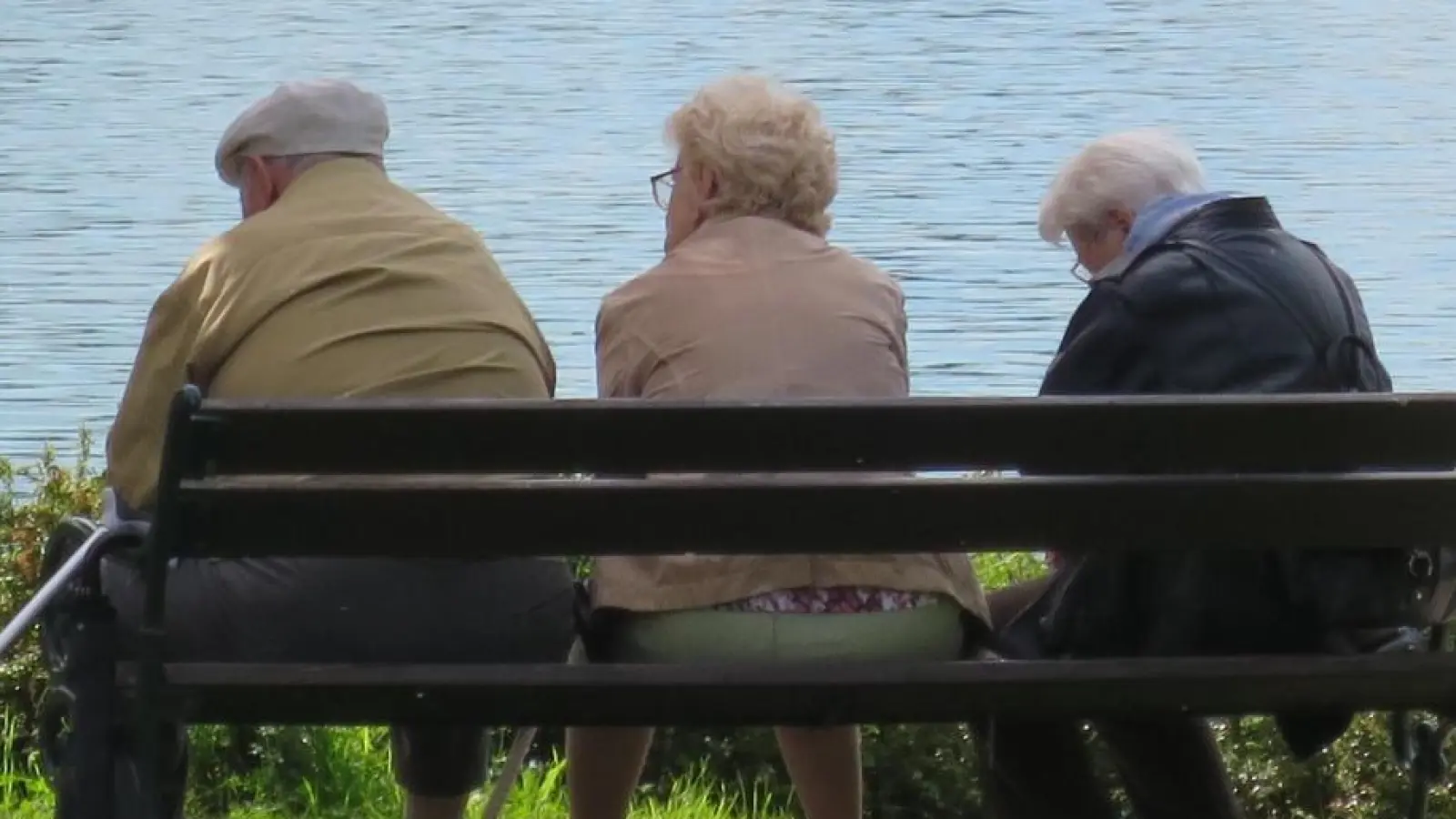 Senioren bleiben mit ihren Sorgen nicht allein, sondern finden Ansprechpartner im Landratsamt Freising. (Foto: Michael Anft)
