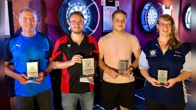 Am besten geworfen haben (von links): Martin Raig (Zweiter), Steven Reusch (Erster), Daniel Kagerer (Dritter) und Isabel Roscher (Beste Dame). (Foto: Verein)