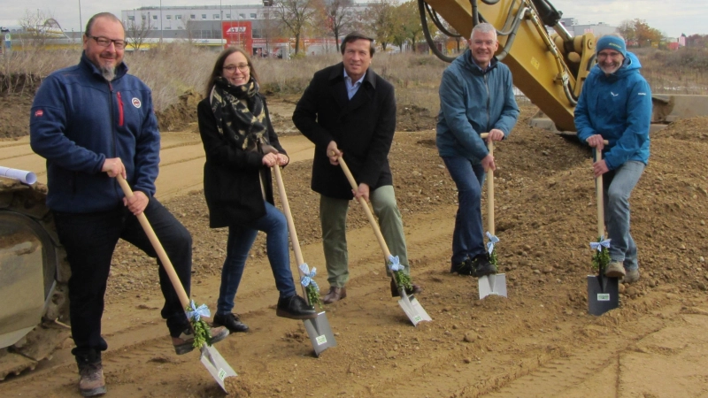 Spatenstich: Zunächst entstehen die Erschließungsstraßen.  (Foto: Pressestelle Stadt Erding)