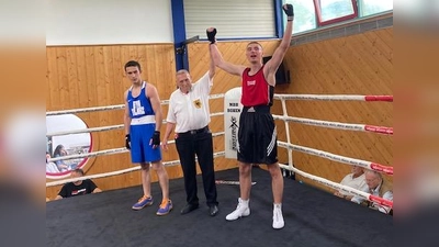 Ali al Bioush, Ringrichter Germ und der siegreiche Vincent Sperr (von links). (Foto: privat)