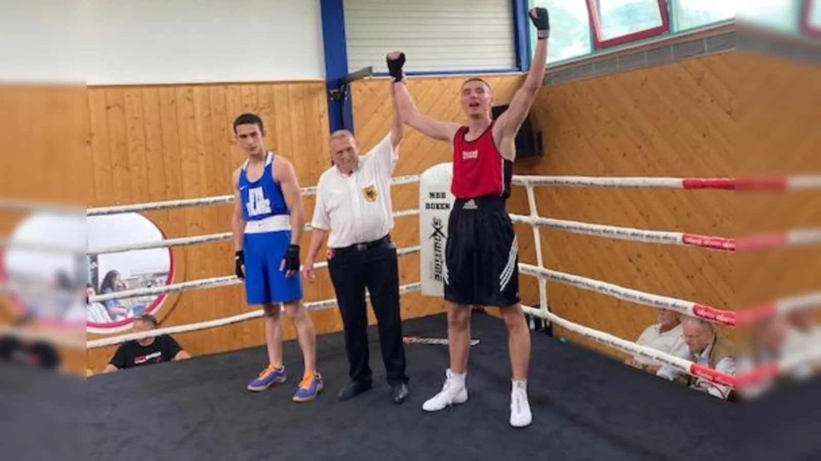 Ali al Bioush, Ringrichter Germ und der siegreiche Vincent Sperr (von links). (Foto: privat)